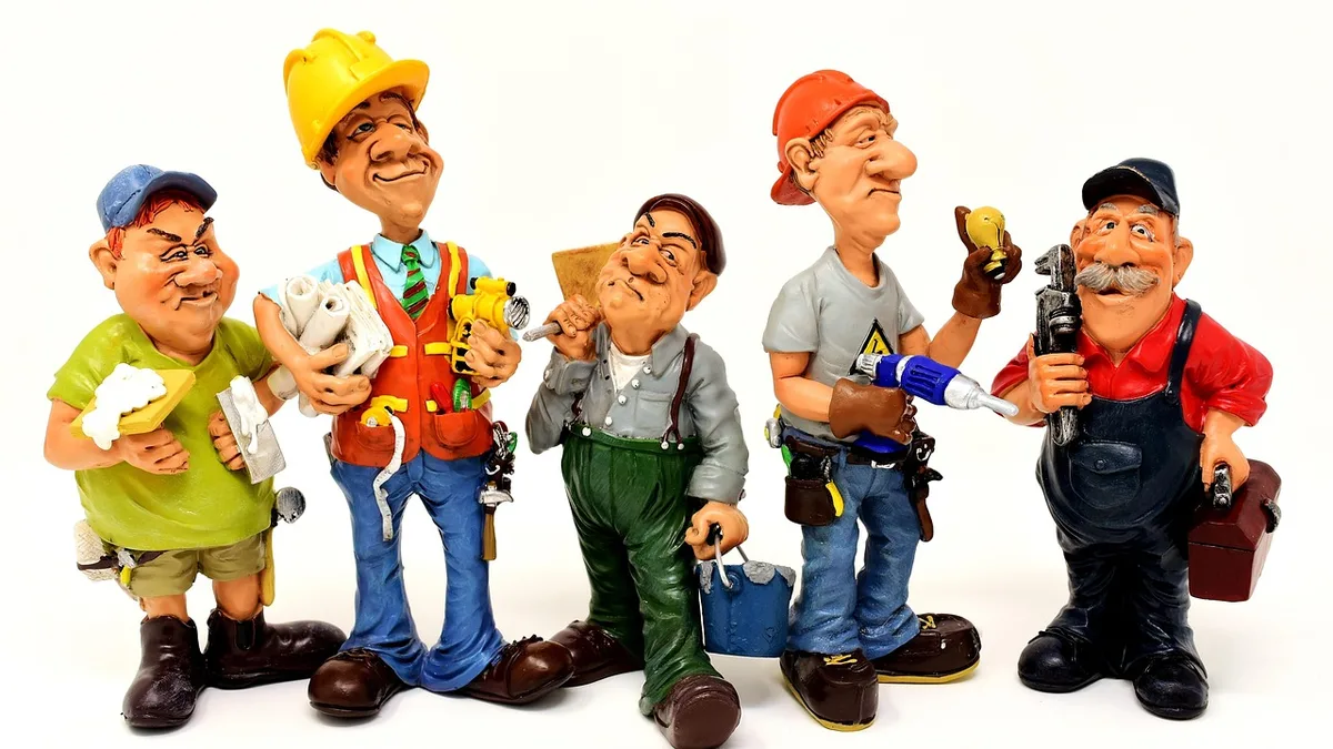 Artisan du bâtiment sur un chantier dans le Calvados