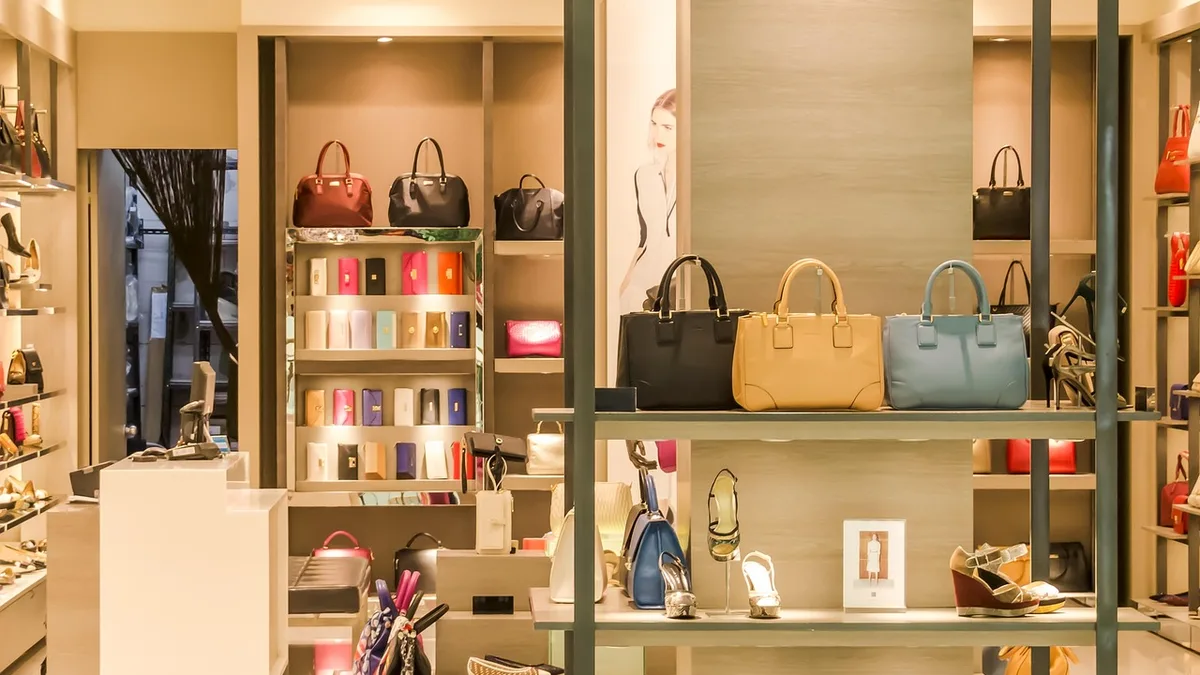 Commerçant caennais derrière le comptoir de sa boutique