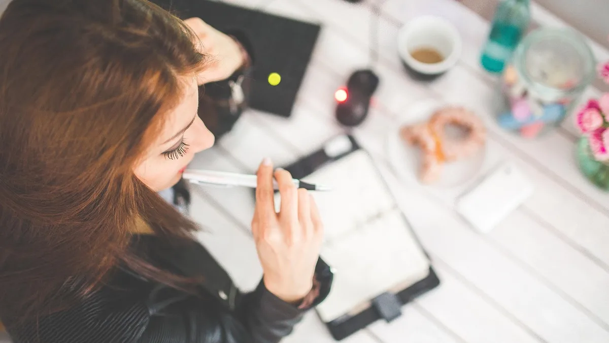 Entrepreneur caennais analysant son activité