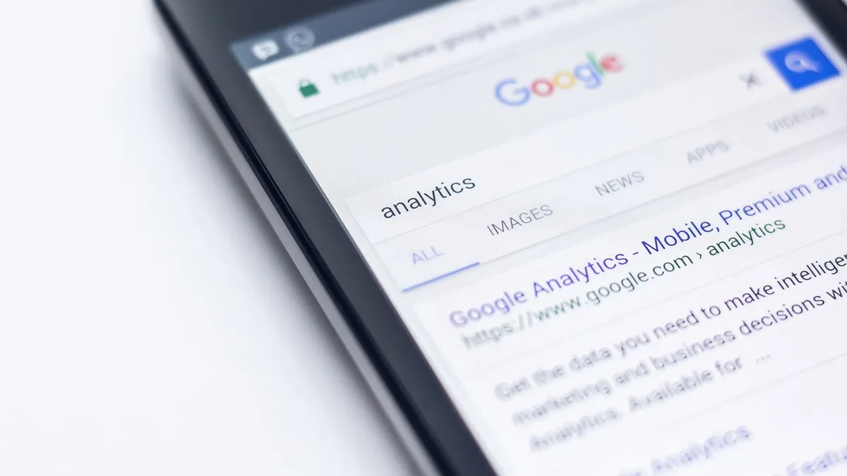 Recherche Google locale sur smartphone à Caen